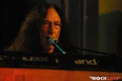 Ken Hensley - rock legenda, ki doživlja nov artistični razcvet (2013)