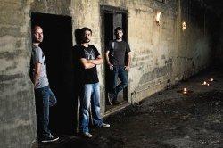 Momento z novim singlom na turnejo v tujino!