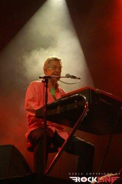 Umrl je klaviaturist The Doorsev