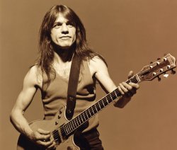 Umrl je Malcolm Young (AC/DC) 
